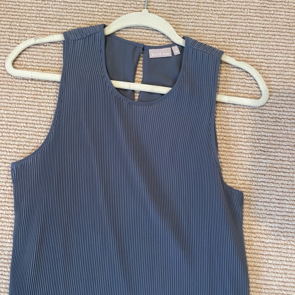Ellie Kai sleeveless gray crewneck pleated top - Picture 3 of 7